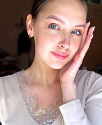 🌹 Живу в Москве и могу приехать к тебе или встретиться в уютной гостинице Москвы. 💋 У меня есть нежные руки, умелые губки и загадочные глаза – все, чтобы ты получил незабываемое наслаждение. 🌟 Мои услуги включают эротический массаж, фантазии, ролевые игры и многое другое. 🍾 Мои клиенты всегда остаются довольными и готовы возвращаться ко мне снова и снова. ✨ А что ждешь ты? Звони мне прямо сейчас и окунись в мир наслаждения и страсти! 🔥 Фото 100% мои, без фотошопа. Ожидаю нашей встречи, милый! 💕 15114, 21 год