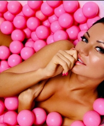 Соблазнительная брюнетка с великолепной фигурой ждет встречи с состоятельным мужчиной. Готова исполнить все твои желания. Позволь себе немного беззаботности и страсти! 8264, 19 лет